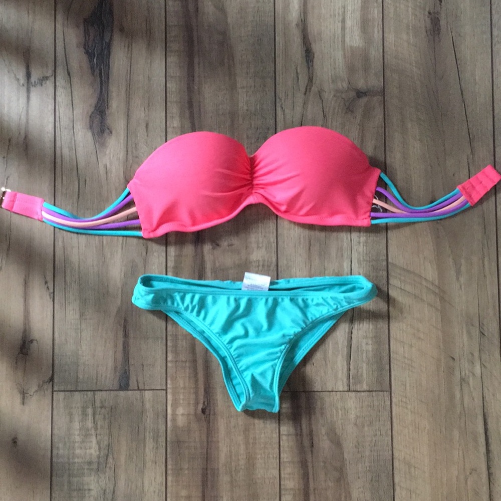 Super cute strapless bathing suit!